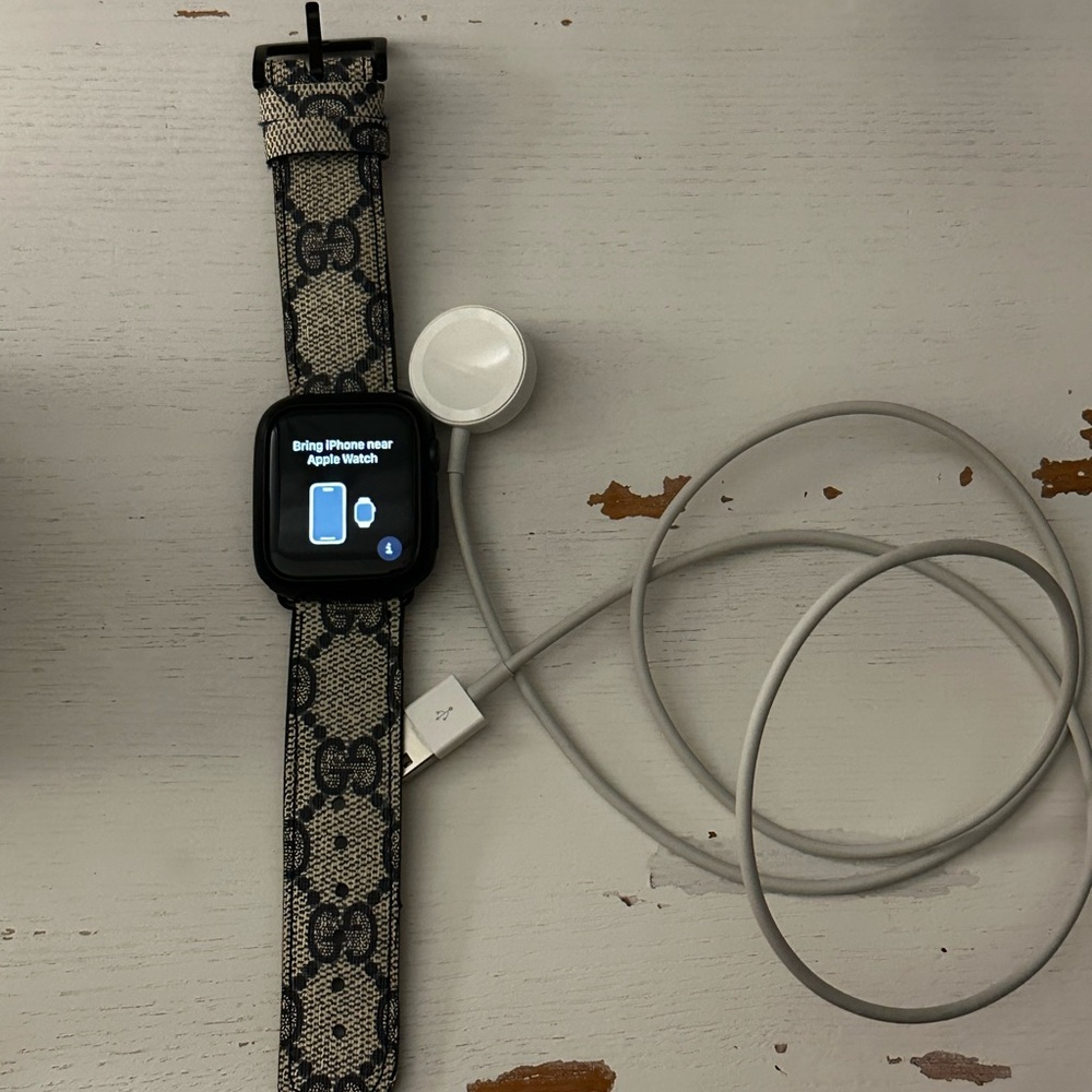 Apple Watch SE 44mm with Gucci Strap